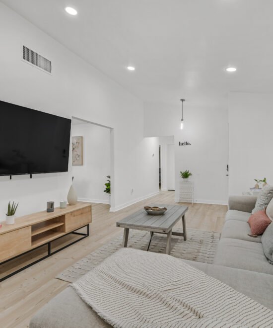 Furnished living area at 512 Macbrey Dr