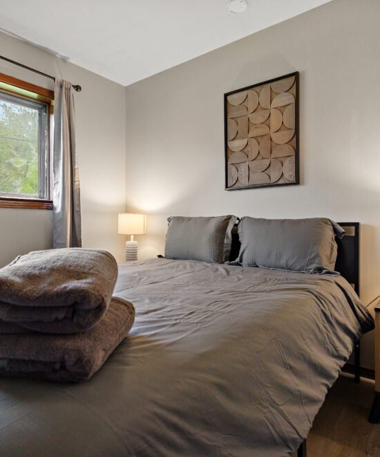 Furnished room at the Meridian property