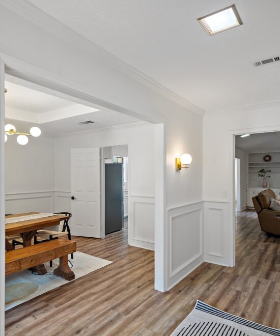 Entry lighting at 6213 Northlake Circle